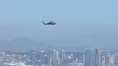 San Diego Donanma Hava Üssü Kuzey Adası Askeri Helikopteri Pan Sağ Kaliforniya 'yı Takip Ediyor