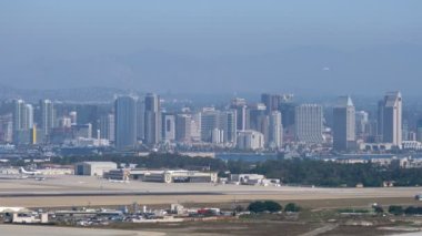 San Diego Skyline ve Naval Air Station North Island Halsey Field California ABD