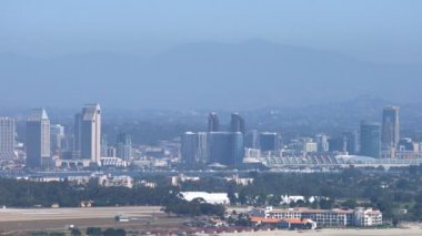 San Diego Donanma Hava Üssü Kuzey Adası Askeri Helikopteri San Diego üzerinden uçuyor. Kaliforniya Skyline ABD