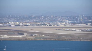 San Diego Skyline ve Naval Air Station North Island Halsey Field California ABD