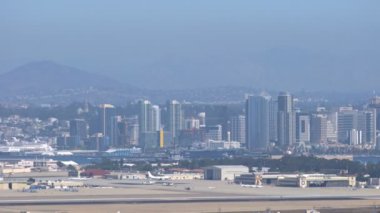 San Diego Skyline ve Naval Air Station North Island Halsey Field California ABD