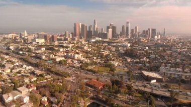 Los Angeles Havacılık Şehir Merkezi Günbatımı Skyline ve Otoyol Sol Rotasyonu Batı Yakası Kaliforniya ABD 'ye
