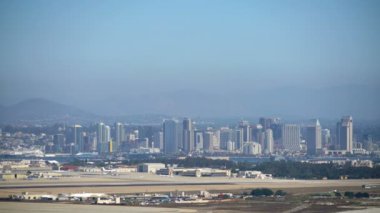 San Diego Skyline ve Naval Air Station North Island Halsey Field California ABD