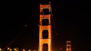 San Francisco Golden Gate Köprüsü Karanlık Gökyüzünde Kaliforniya Kuleleri 'nde