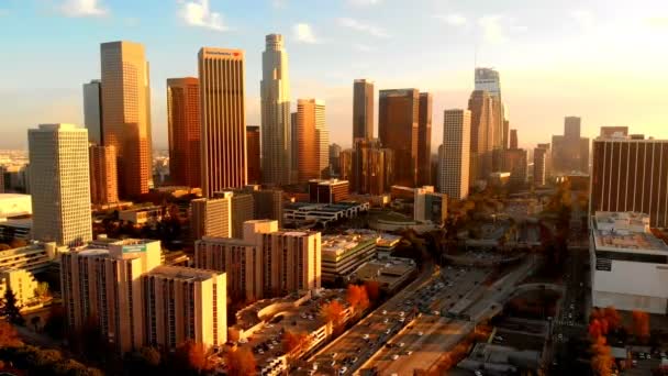 Flygfoto Los Angeles Centrum Och Motorväg Trafik Vid Solnedgången Bakåt — Stockvideo