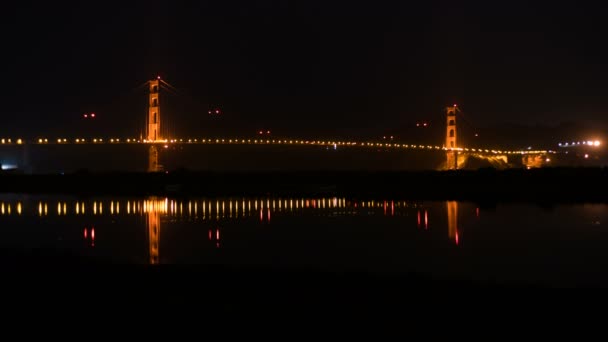 加利福尼亚美国夜间金门大桥对海洋的反思 — 图库视频影像