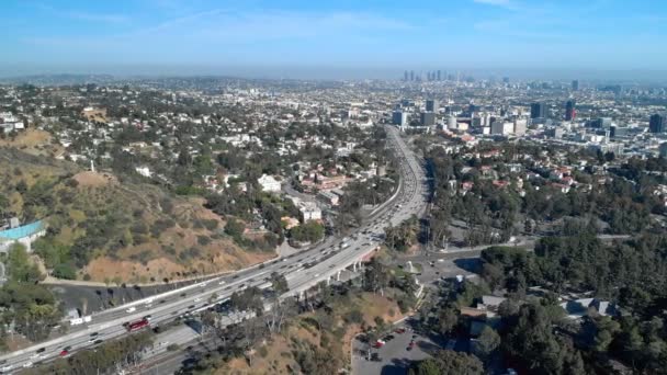 Λος Άντζελες Αεροφωτογραφία Του Hollywood Skyline Και Freeway Traffic Tracking — Αρχείο Βίντεο