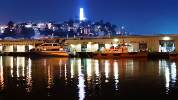 San Francisco Skyline Πύργος Coit Αντανακλάται Στην Ocean Pan Αριστερά — Αρχείο Βίντεο