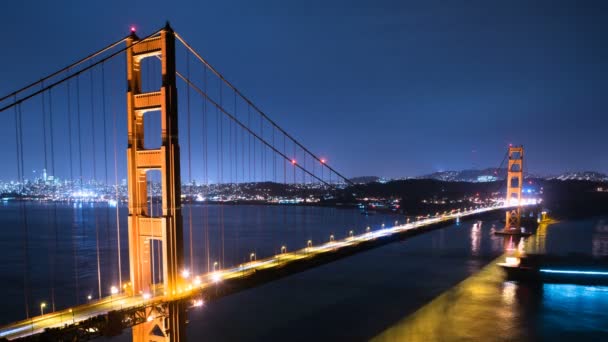 San Francisco Skyline Golden Gate Bridge Reflected Ocean Mid Shot — стокове відео