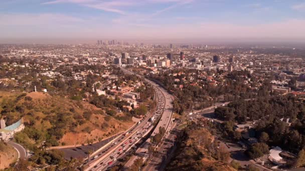 Los Angeles Aerial Shot Hollywood Sunset Skyline Freeway Traffic Backward — Stok Video