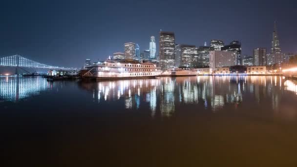 San Francisco Skyline Bay Bridge Reflexões Sobre Oceano Cais Incline — Vídeo de Stock