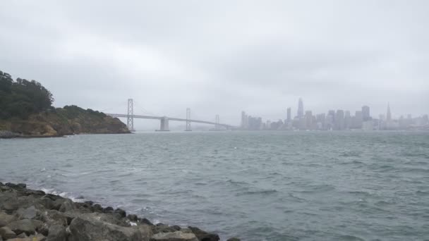 San Francisco Skyline Bay Bridge Fog Daytime California Estados Unidos — Vídeos de Stock