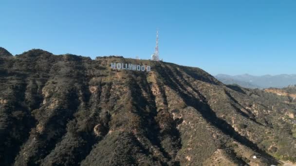 Hollywood Sign Aerial Shot Low Angle Long Shot Backward Descend — Stok Video