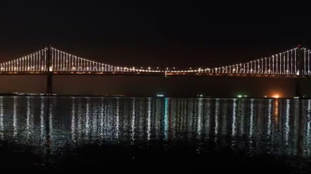 San Francisco Bay Bridge Reflekterad Ocean Time Lapse Pan Vänster — Stockvideo