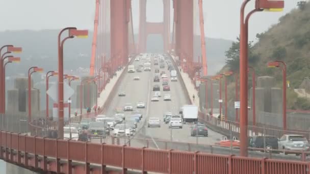 San Francisco Golden Gate Bridge Highway Traffic Fog Daytime Tilt — Video Stock