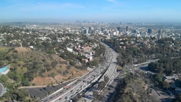 Los Angeles Aerial Hyperial Hyperlapse Hollywood Skyline Και Αυτοκινητόδρομος Κυκλοφορίας — Αρχείο Βίντεο