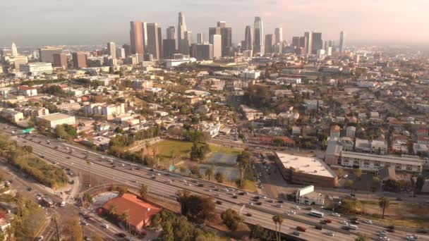 Los Angeles Flygfoto Downtown Sunset Skyline Och Freeway Kalifornien Usa — Stockvideo