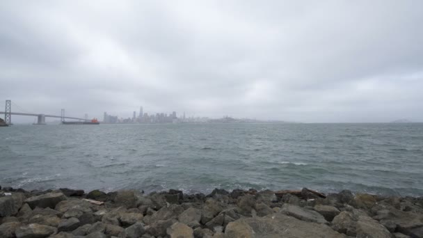 霧の中のサンフランシスコ スカイラインとベイブリッジ Daytime California Usa — ストック動画