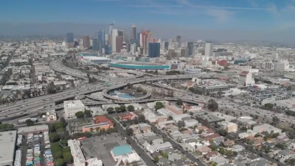 Hiperlapso Aéreo Los Angeles Downtown Freeway Interchange Traffic Backward Descend — Vídeo de Stock