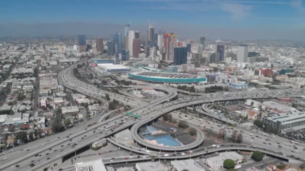 Aerial Los Angeles Skyline Freeway Interchange Dari South Tracking Left — Stok Video