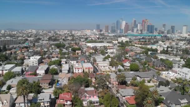 ロサンゼルス航空が住宅街からショットダウンタウンスカイラインを設立 Elevate California Usa — ストック動画