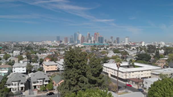 洛杉矶航站楼从美国加利福尼亚住宅区追踪到市中心的天际线 — 图库视频影像