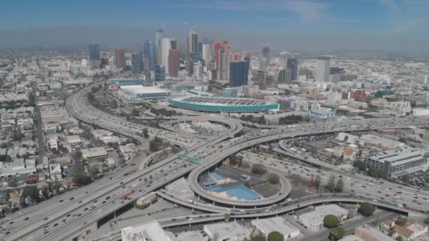 Aerial Los Angeles Skyline Freeway Interchange Fra Sør California Usa – stockvideo