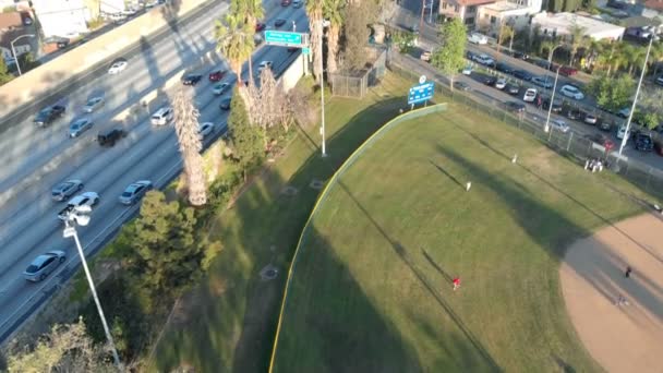 Aerial Shot Los Angeles Hollywood Autópálya Melrose Ave Baseball Park — Stock videók