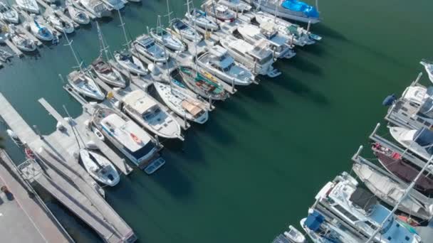 Aerial View Luxury Boats Ships Resort Marina Forward Tilt Reveal — Αρχείο Βίντεο