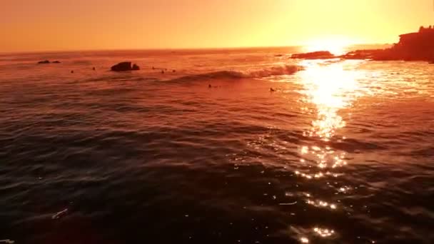 Aerial Shot Surfers Sunset Ocean Waves California Coastline Adelante Vídeo De Stock