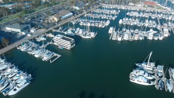 Aerial View Luxury Boats Ships Resort Marina Forward Tilt Reveal — Αρχείο Βίντεο