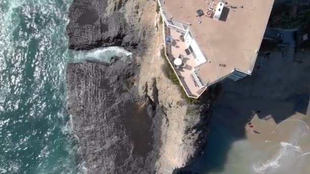 Aerial Top View Laguna Beach Rocky Shore California House — Stock Video