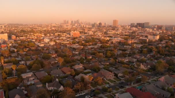 Aerial Shot Los Angeles Sunset Skyline Residential Area Tracking Right — Stock videók