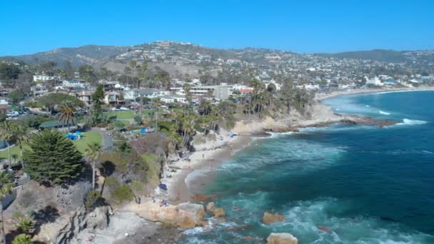 Luftaufnahme Des Laguna Beach California Resort Auf Der Richtigen Spur — Stockvideo