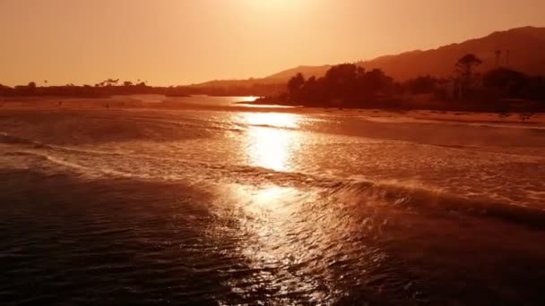 Surfistas Sunset Waves Aerial Shot Malibu Califórnia Para Frente — Vídeo de Stock