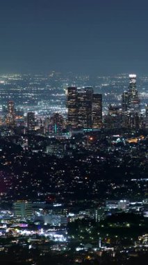 Hollywood, ABD - 3 Kasım 2024: Los Angeles Şehir Merkezi Telephoto Gökdelenleri Hollywood Hills California 'dan Dikey Çekim