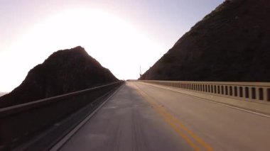 Big Sur Pasifik Sahil Otoyolu 4 McWay Şelalesi 'nden Big Creek Köprüsü 10 Arka Görüş Multicam Sürücü Plakası Kaliforniya ABD