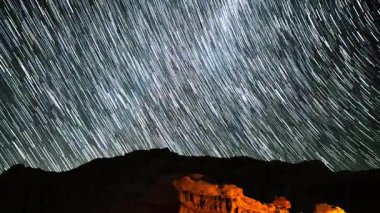 Samanyolu Galaksisi Yıldızı Kaliforniya 'da Batı Gökyüzü Astrofotoğrafçılığında Kayanın Üzerinde Yol İzliyor