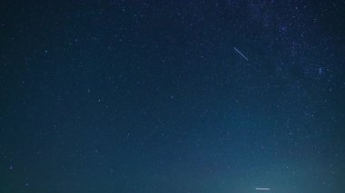 Joshua Tree Ulusal Parkı Yıldızlı Gökyüzü ve Polaris Kuzey Yıldızı Dönen Evren 24mm Astrofotoğrafçılık Hızlandırılmış Kaliforniya ABD