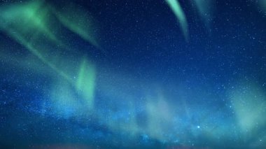 Kuzey Işıkları Aurora Yeşil ve Samanyolu Galaksi Döngüsü 14mm