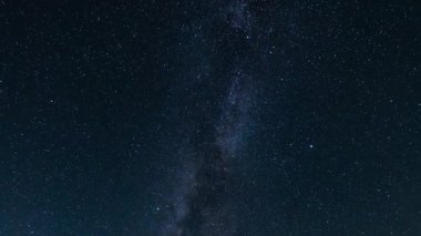 Ağustos ayındaki Gökyüzü Hızlandırılmış Astrofotoğrafında Yıldızları İzleyen Samanyolu Galaksisi