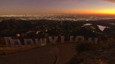 Hollywood, ABD - 3 Kasım 2024: Hollywood Panorama Günbatımından Gece Şehrine Eğilim ABD