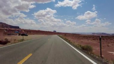 Monument Vadisi Yolu 'nun Yüksek Süratli Sürüşü 163 Güney Önü: 09 Arizona Utah Güneybatı ABD