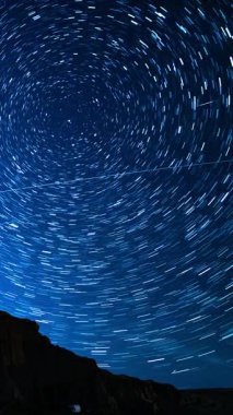 Kaliforniya 'da Yıldızlı Gökyüzü Polaris' in dikey Çekimi Kuzey Yıldızı Kızıl Kaya Kanyonu Astrofotografı Gece Gökyüzü Süreleri ABD