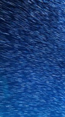 Samanyolu Galaksisinin Güneybatı Gökyüzü Astrofotoğrafçılığındaki Dikey Atış Yıldız İzleri Zaman Hızı