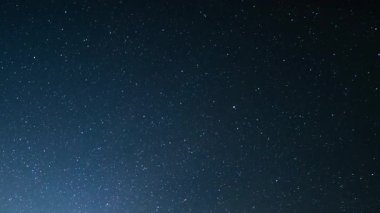 Polaris Northstar ve Uçak Etrafındaki Yıldızlı Gökyüzü Bahar mevsiminde Zaman Hızı Astrofotografını İzliyor