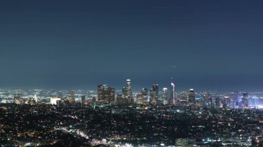 Los Angeles Şehir Merkezi Griffith Park 'tan Gece Neonu California' ya