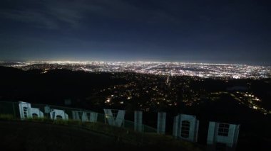 Hollywood, ABD - 3 Kasım 2024: Hollywood Tabelası ve Los Angeles Panorama Gecesi Hızı Kaliforniya 'da