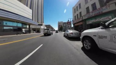 Reno Şehir Merkezi 07 Front View 2. Cadde St Driving Plaka Gölü 'ne doğru gidiyor Nevada ABD Ultra Geniş