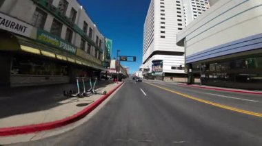 Reno Şehir Merkezi 07 Arka Manzara 2. Cadde St Driving Plaka Gölü 'ne doğru gidiyor Nevada ABD Ultra Geniş